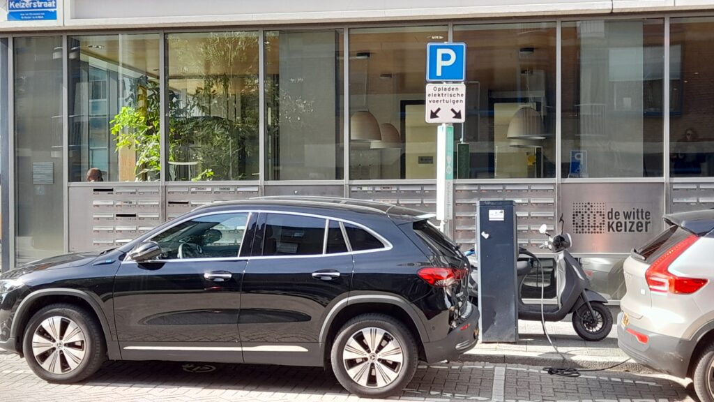 Traveltoer-How and where to park your car in Rotterdam